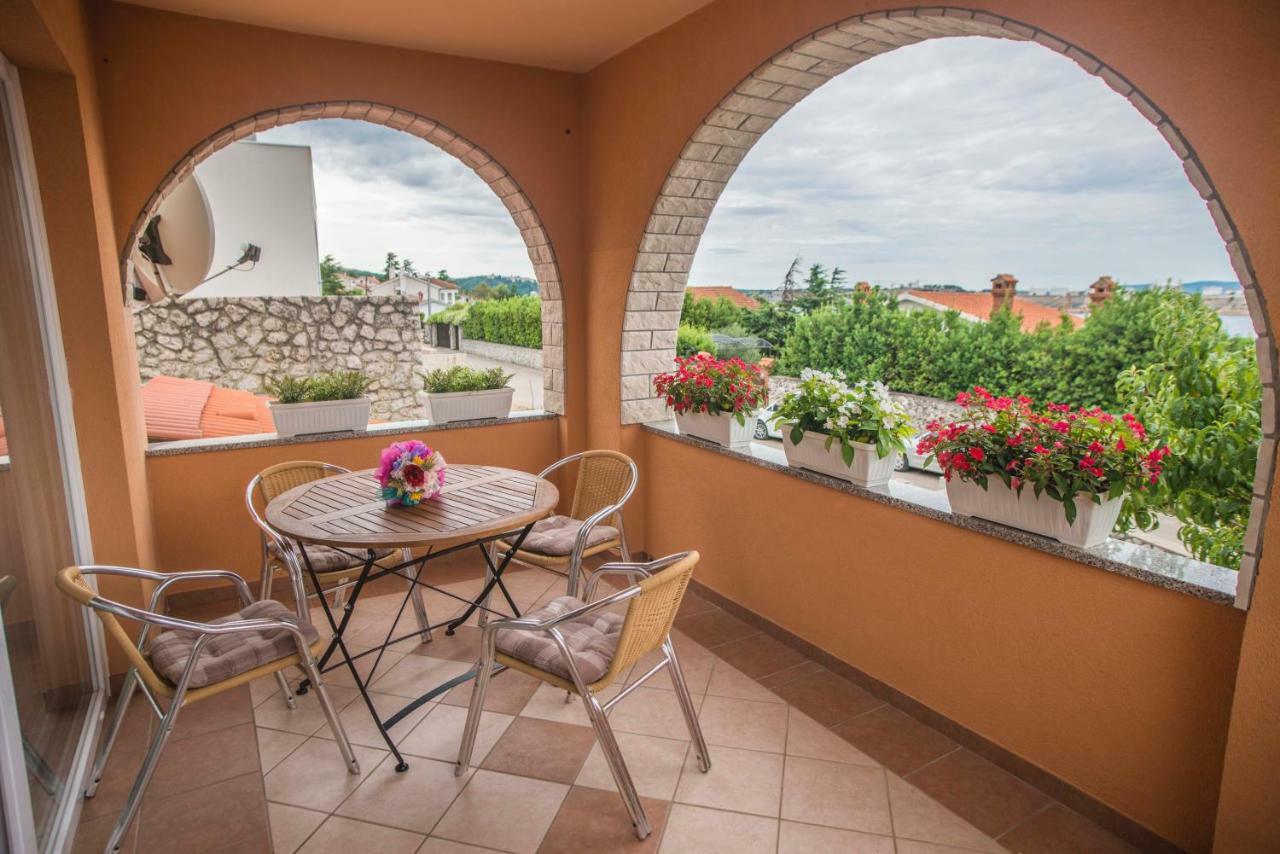 Apartamento Apartman Lana Omišalj Exterior foto